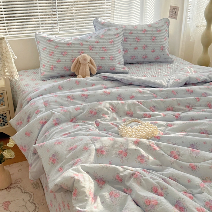 91家纺网 家纺一手货源 找家纺 玉海棠家纺 2026新款A类云感双层纱7A抗菌夏被夏凉被空调被四件套 蓝屿花室