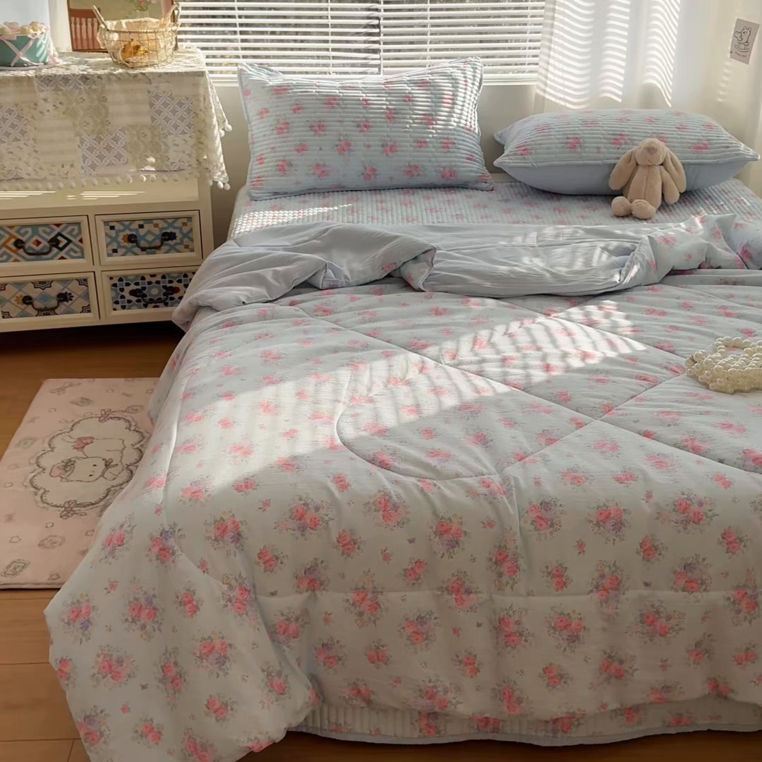 91家纺网 家纺一手货源 找家纺 玉海棠家纺 2026新款A类云感双层纱7A抗菌夏被夏凉被空调被四件套 蓝屿花室