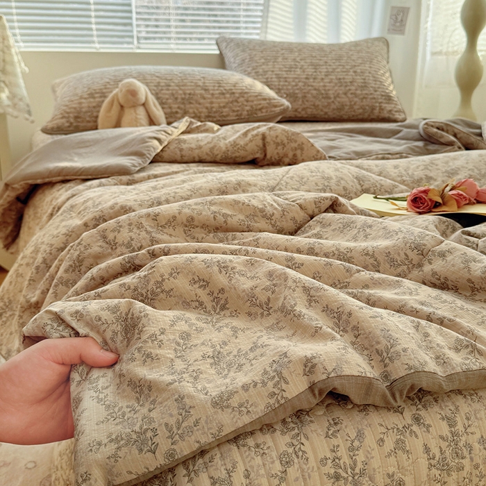 91家纺网 家纺一手货源 找家纺 玉海棠家纺 2026新款A类云感双层纱7A抗菌夏被夏凉被空调被四件套 慕斯