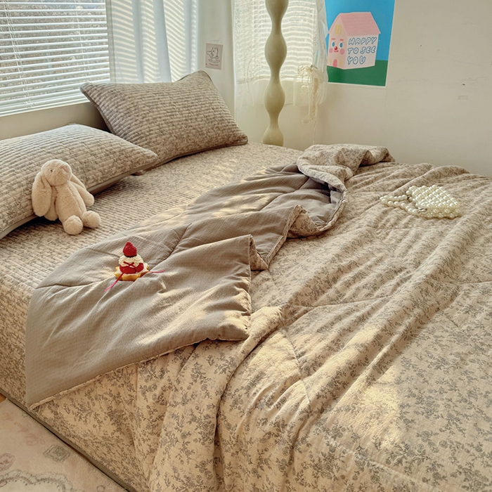 91家纺网 家纺一手货源 找家纺 玉海棠家纺 2026新款A类云感双层纱7A抗菌夏被夏凉被空调被四件套 慕斯