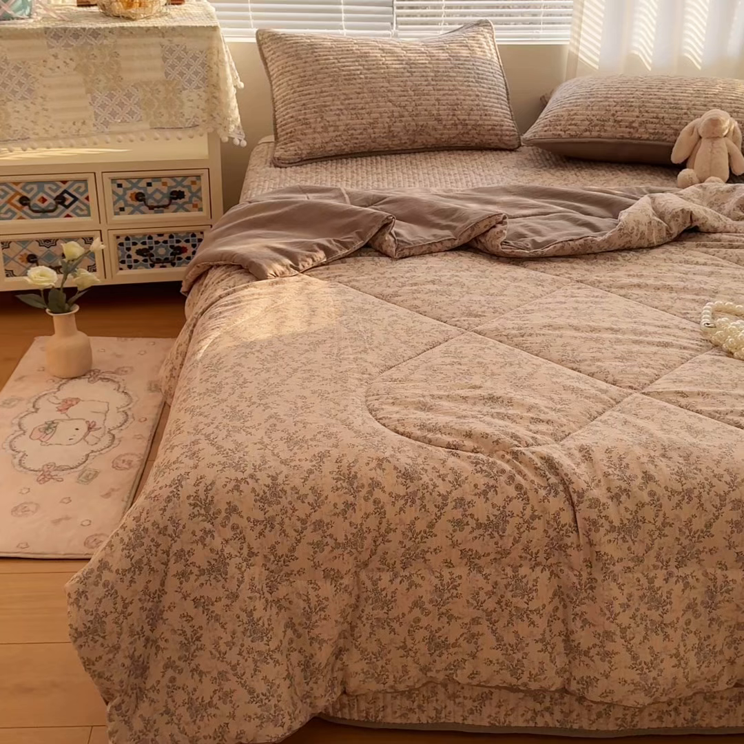 91家纺网 家纺一手货源 找家纺 玉海棠家纺 2026新款A类云感双层纱7A抗菌夏被夏凉被空调被四件套 慕斯