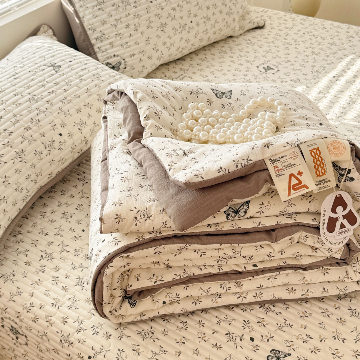 91家纺网 家纺一手货源 找家纺 玉海棠家纺 2026新款A类云感双层纱7A抗菌夏被夏凉被空调被四件套 扑蝴蝶