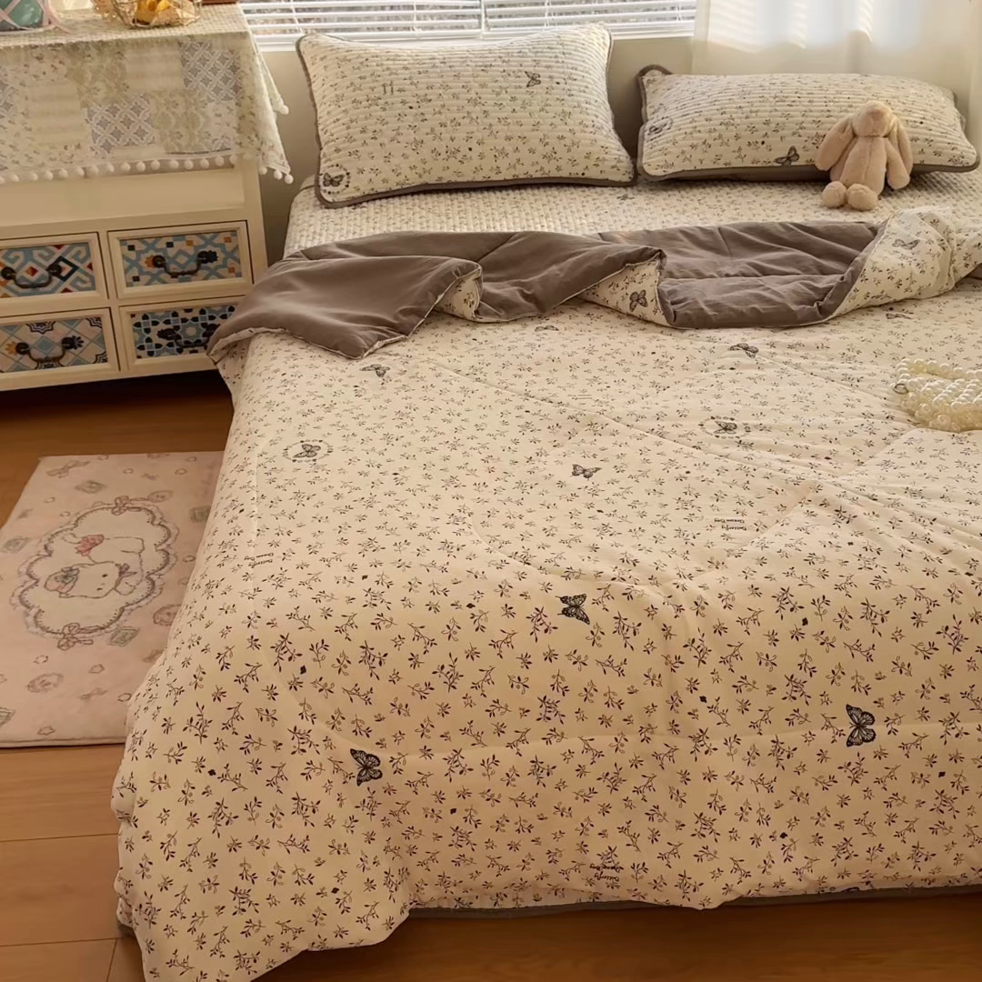 91家纺网 家纺一手货源 找家纺 玉海棠家纺 2026新款A类云感双层纱7A抗菌夏被夏凉被空调被四件套 扑蝴蝶
