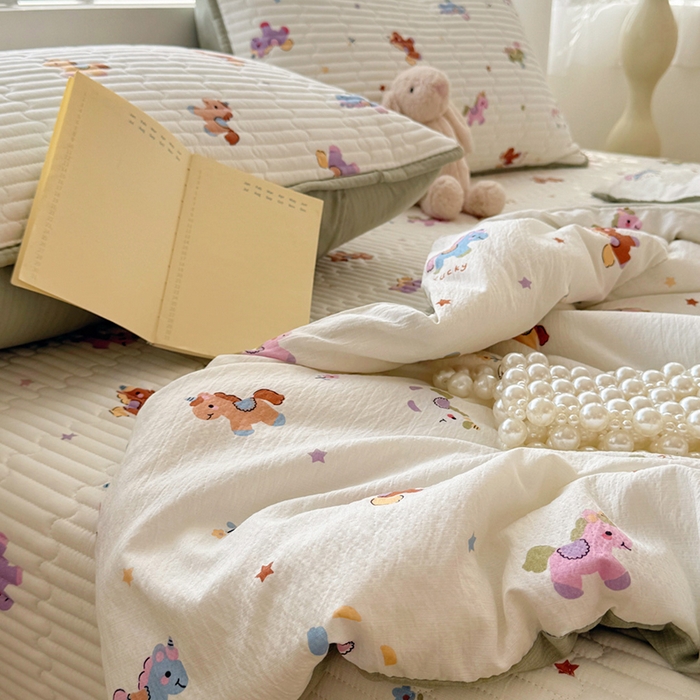 91家纺网 家纺一手货源 找家纺 玉海棠家纺 2026新款A类云感双层纱7A抗菌夏被夏凉被空调被四件套 童年木马