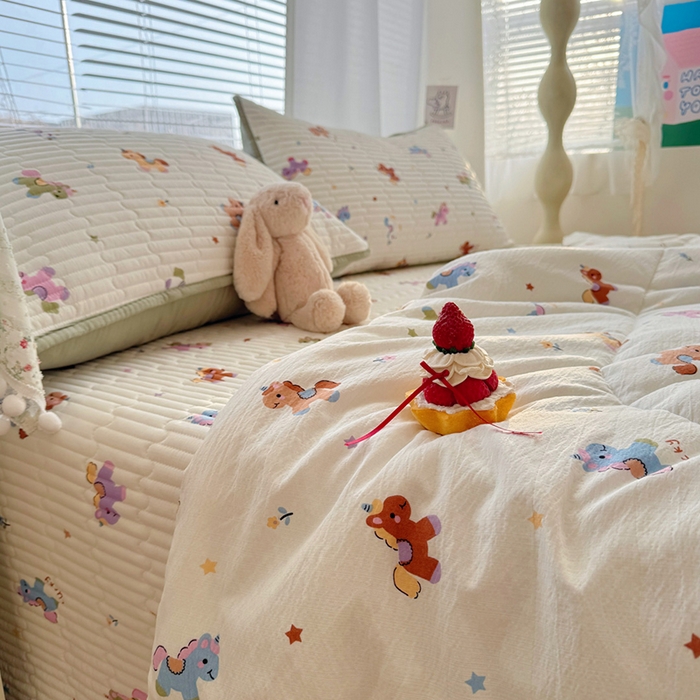 91家纺网 家纺一手货源 找家纺 玉海棠家纺 2026新款A类云感双层纱7A抗菌夏被夏凉被空调被四件套 童年木马