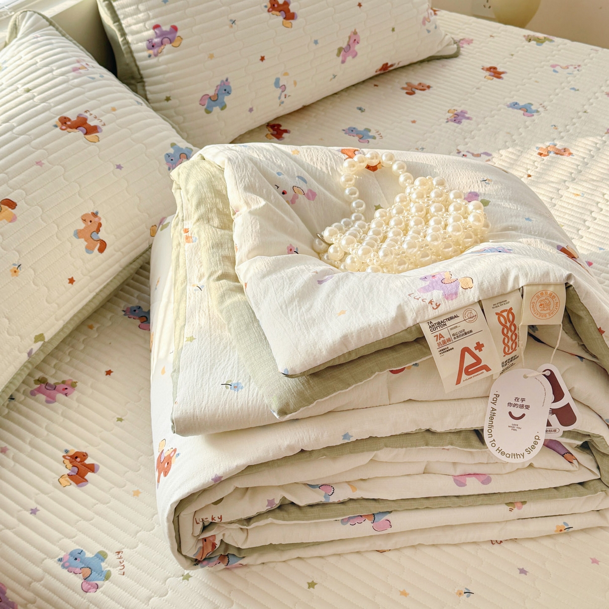 91家纺网 家纺一手货源 找家纺 玉海棠家纺 2026新款A类云感双层纱7A抗菌夏被夏凉被空调被四件套 童年木马