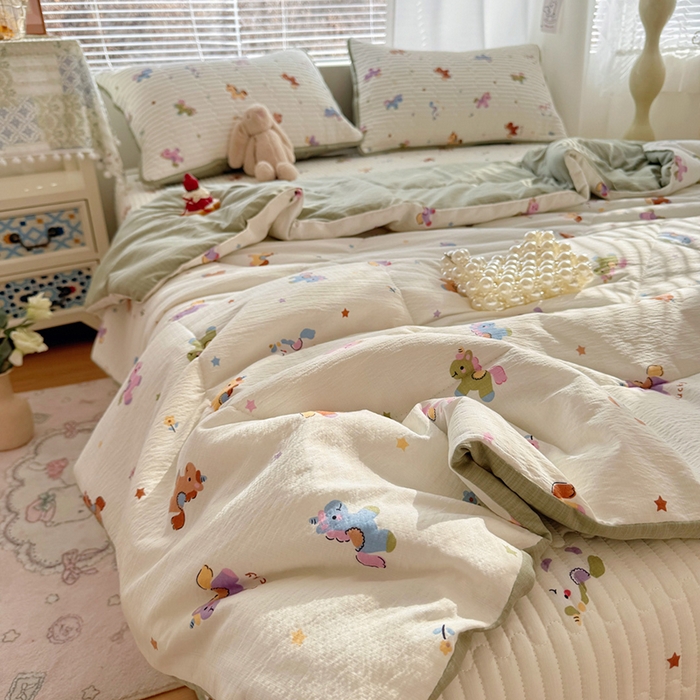 91家纺网 家纺一手货源 找家纺 玉海棠家纺 2026新款A类云感双层纱7A抗菌夏被夏凉被空调被四件套 童年木马