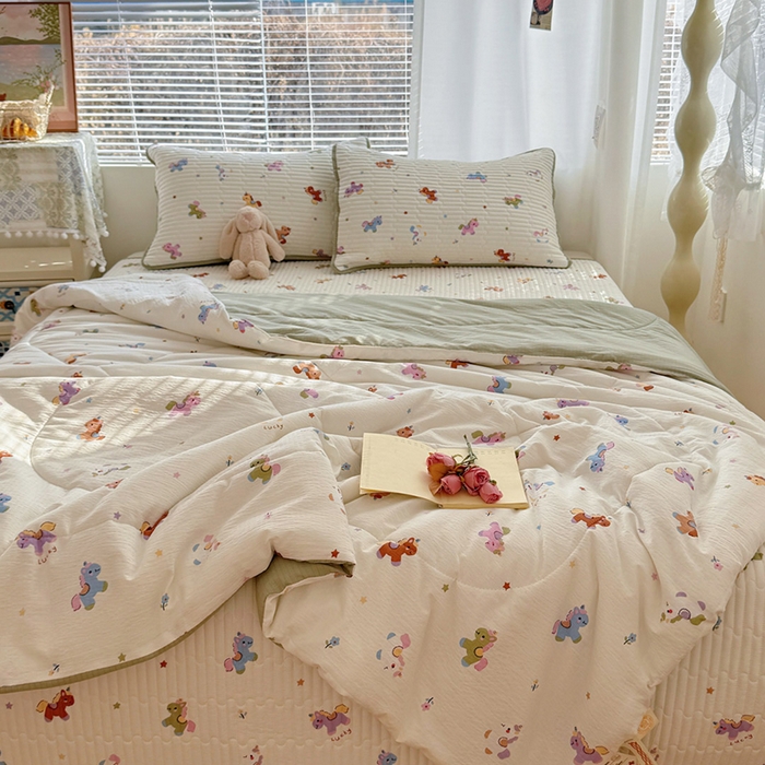 91家纺网 家纺一手货源 找家纺 玉海棠家纺 2026新款A类云感双层纱7A抗菌夏被夏凉被空调被四件套 童年木马