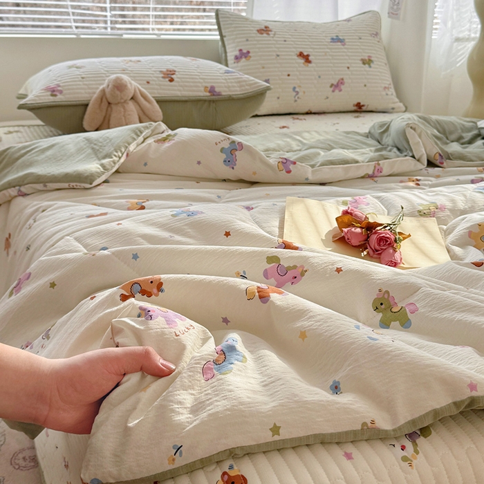 91家纺网 家纺一手货源 找家纺 玉海棠家纺 2026新款A类云感双层纱7A抗菌夏被夏凉被空调被四件套 童年木马