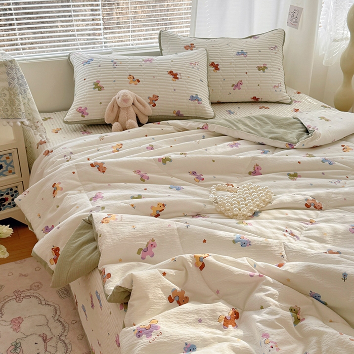 91家纺网 家纺一手货源 找家纺 玉海棠家纺 2026新款A类云感双层纱7A抗菌夏被夏凉被空调被四件套 童年木马