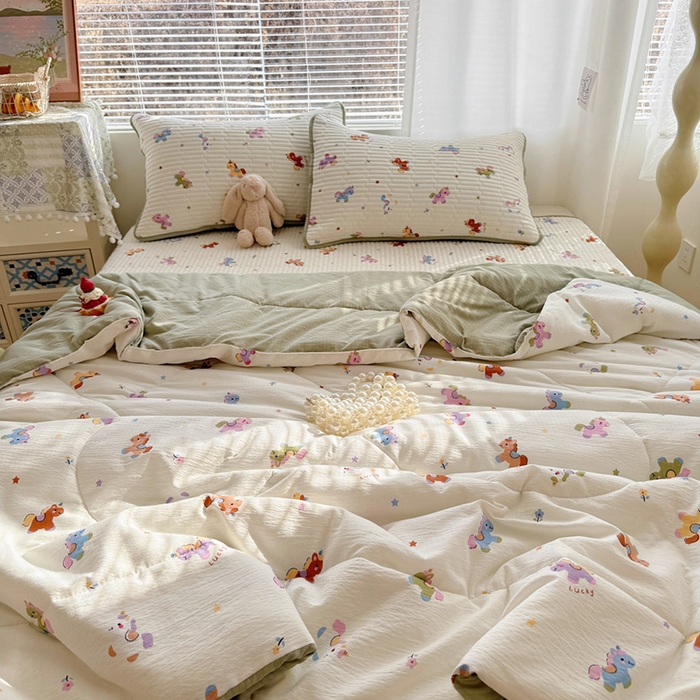 91家纺网 家纺一手货源 找家纺 玉海棠家纺 2026新款A类云感双层纱7A抗菌夏被夏凉被空调被四件套 童年木马