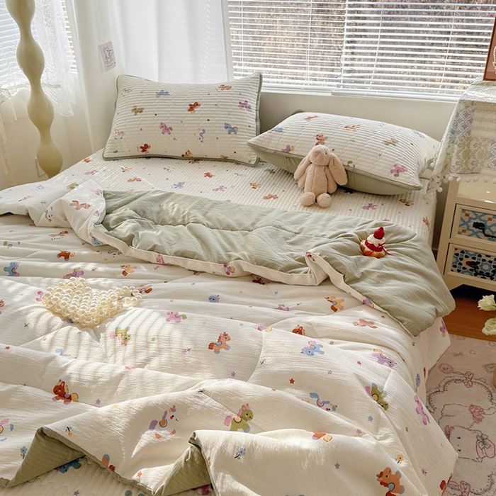 91家纺网 家纺一手货源 找家纺 玉海棠家纺 2026新款A类云感双层纱7A抗菌夏被夏凉被空调被四件套 童年木马