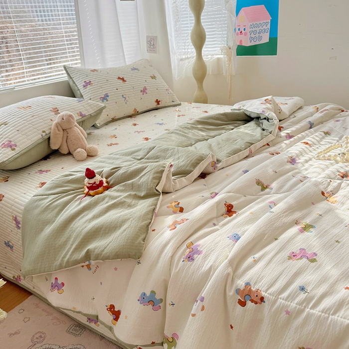 91家纺网 家纺一手货源 找家纺 玉海棠家纺 2026新款A类云感双层纱7A抗菌夏被夏凉被空调被四件套 童年木马