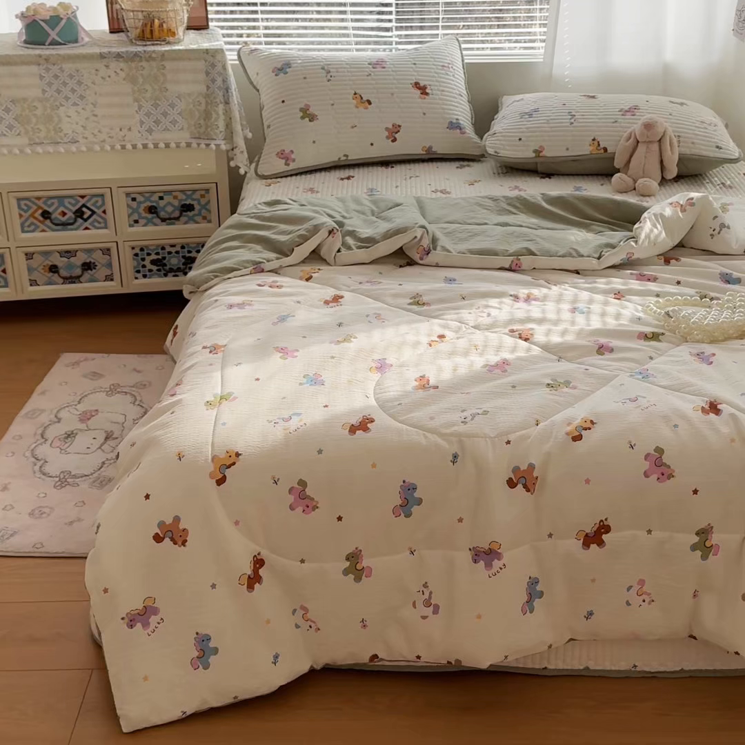 91家纺网 家纺一手货源 找家纺 玉海棠家纺 2026新款A类云感双层纱7A抗菌夏被夏凉被空调被四件套 童年木马