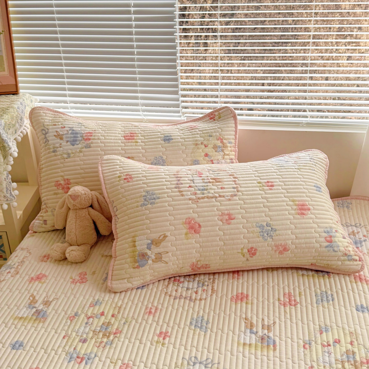 91家纺网 家纺一手货源 找家纺 玉海棠家纺 2026新款A类云感双层纱7A抗菌夏被夏凉被空调被四件套 兔兔花园