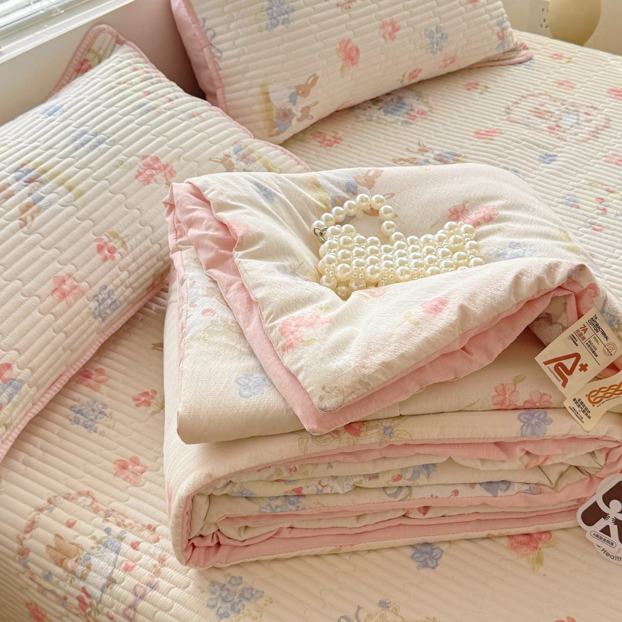 91家纺网 家纺一手货源 找家纺 玉海棠家纺 2026新款A类云感双层纱7A抗菌夏被夏凉被空调被四件套 兔兔花园