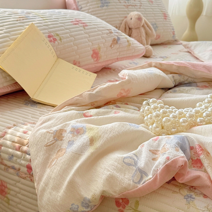 91家纺网 家纺一手货源 找家纺 玉海棠家纺 2026新款A类云感双层纱7A抗菌夏被夏凉被空调被四件套 兔兔花园