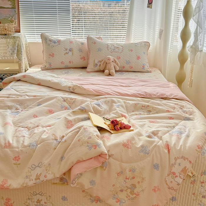 91家纺网 家纺一手货源 找家纺 玉海棠家纺 2026新款A类云感双层纱7A抗菌夏被夏凉被空调被四件套 兔兔花园