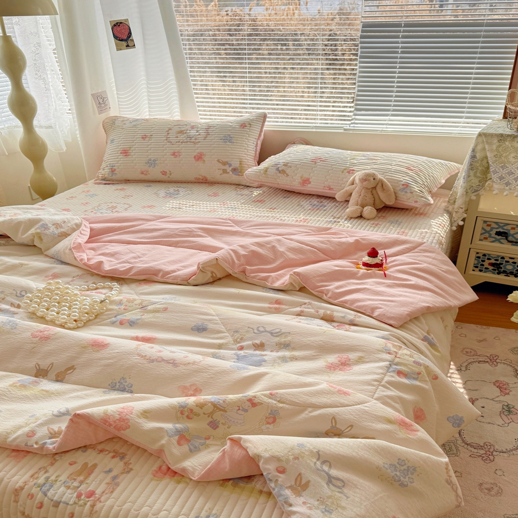 91家纺网 家纺一手货源 找家纺 玉海棠家纺 2026新款A类云感双层纱7A抗菌夏被夏凉被空调被四件套 兔兔花园