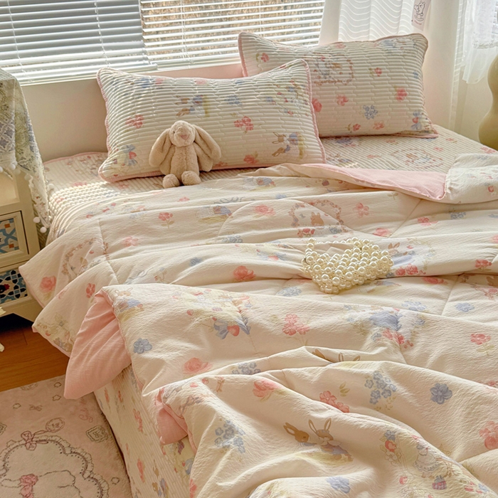 91家纺网 家纺一手货源 找家纺 玉海棠家纺 2026新款A类云感双层纱7A抗菌夏被夏凉被空调被四件套 兔兔花园