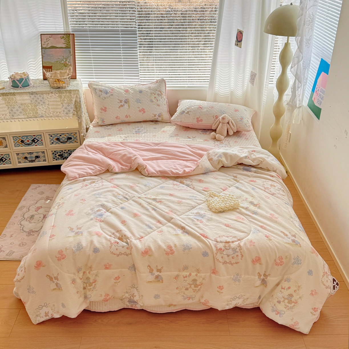 91家纺网 家纺一手货源 找家纺 玉海棠家纺 2026新款A类云感双层纱7A抗菌夏被夏凉被空调被四件套 兔兔花园