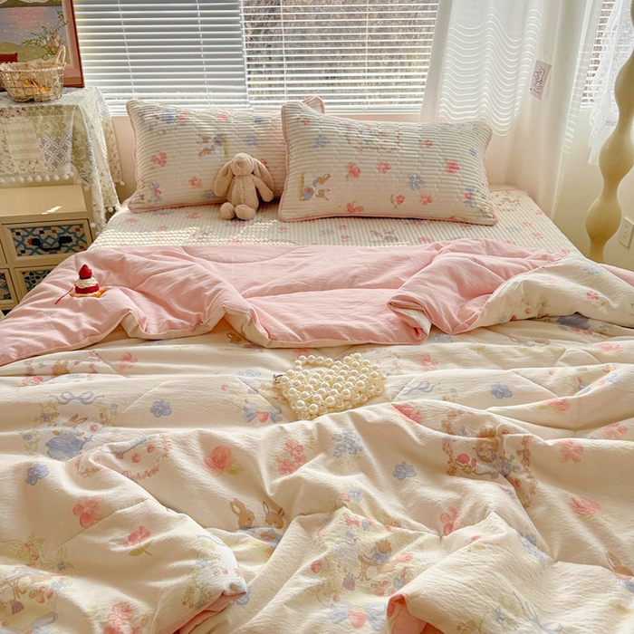 91家纺网 家纺一手货源 找家纺 玉海棠家纺 2026新款A类云感双层纱7A抗菌夏被夏凉被空调被四件套 兔兔花园