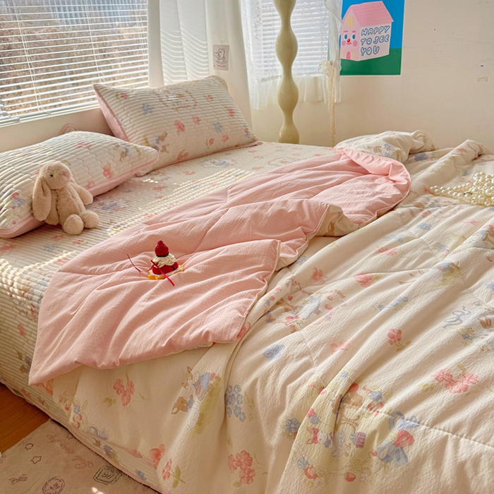 91家纺网 家纺一手货源 找家纺 玉海棠家纺 2026新款A类云感双层纱7A抗菌夏被夏凉被空调被四件套 兔兔花园