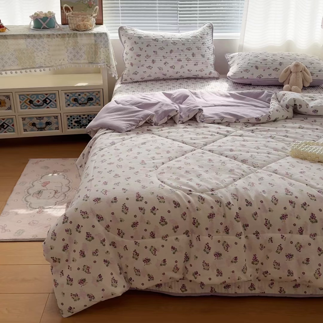 91家纺网 家纺一手货源 找家纺 玉海棠家纺 2026新款A类云感双层纱7A抗菌夏被夏凉被空调被四件套 紫葡萄
