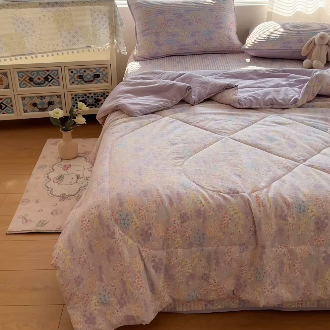 91家纺网 家纺一手货源 找家纺 玉海棠家纺 2026新款A类云感双层纱7A抗菌夏被夏凉被空调被四件套 紫韵花信