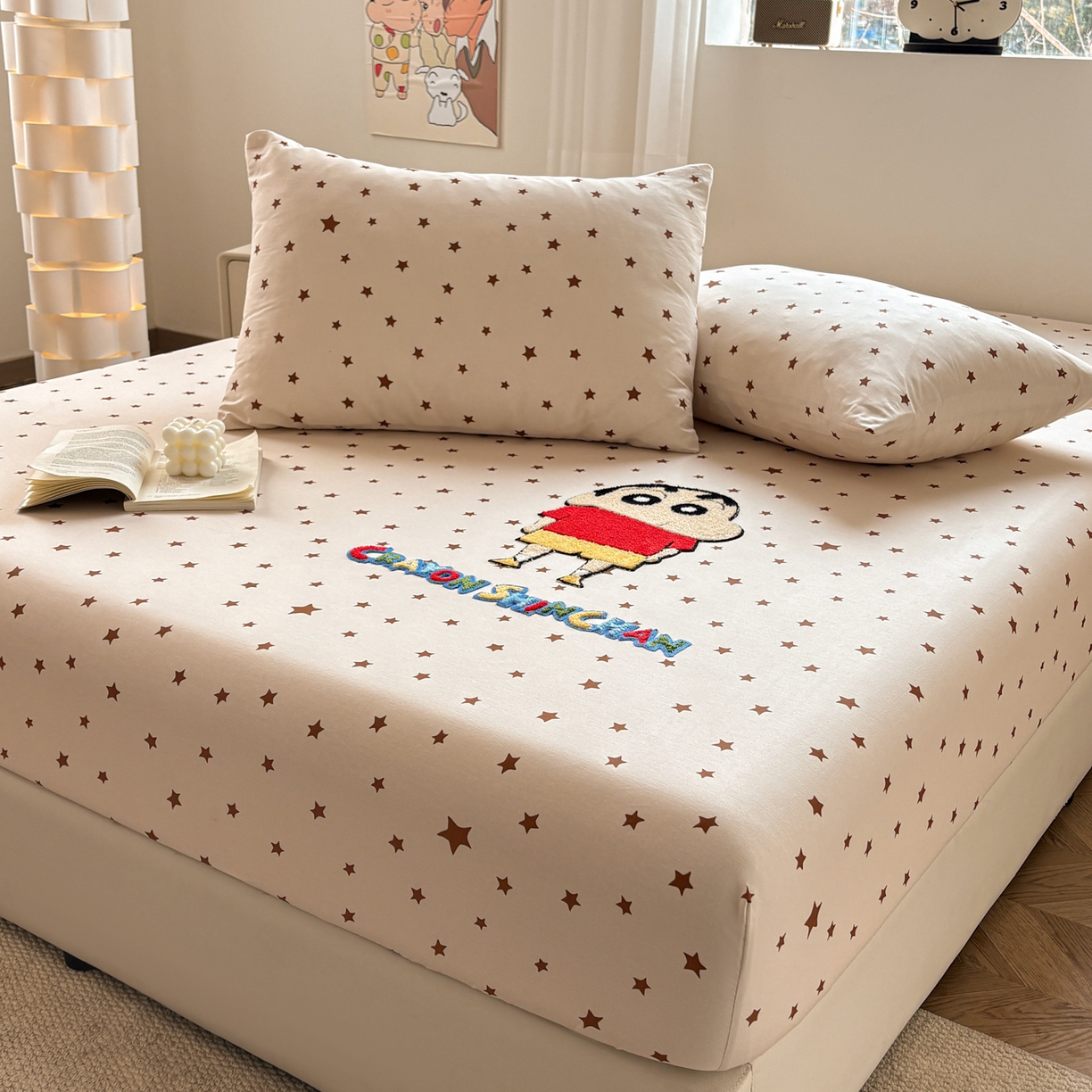 91家纺网 家纺一手货源 找家纺 居眠 2026新款全棉刺绣蜡笔小新床笠 亮晶晶咖-小新