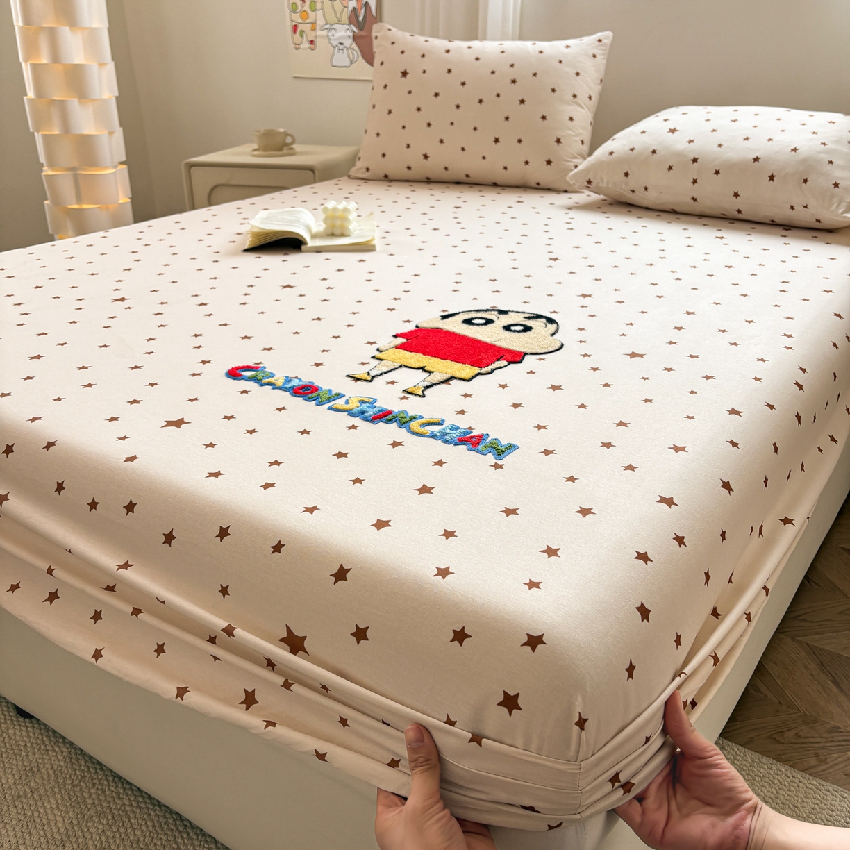 91家纺网 家纺一手货源 找家纺 居眠 2026新款全棉刺绣蜡笔小新床笠 亮晶晶咖-小新