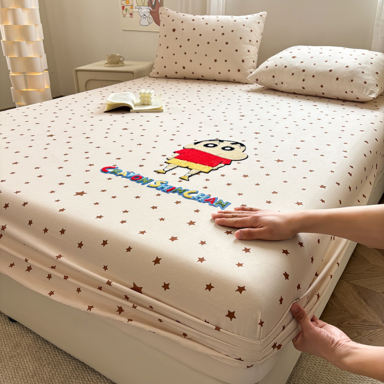 91家纺网 家纺一手货源 找家纺 居眠 2026新款全棉刺绣蜡笔小新床笠 亮晶晶咖-小新