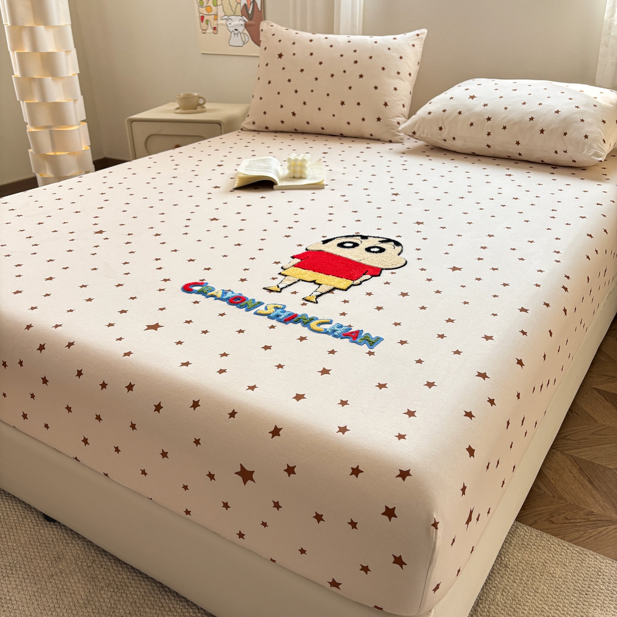 91家纺网 家纺一手货源 找家纺 居眠 2026新款全棉刺绣蜡笔小新床笠 亮晶晶咖-小新