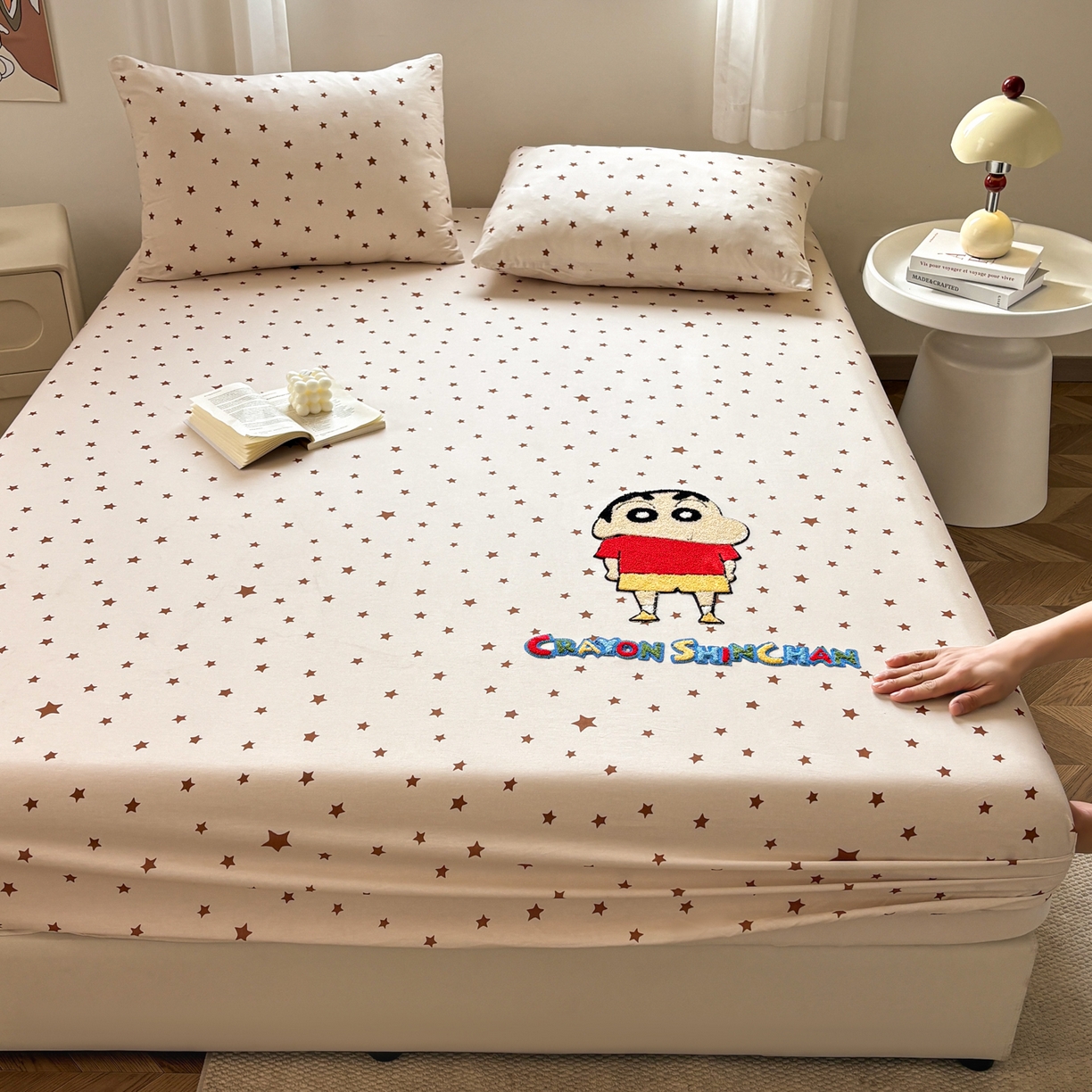 91家纺网 家纺一手货源 找家纺 居眠 2026新款全棉刺绣蜡笔小新床笠 亮晶晶咖-小新