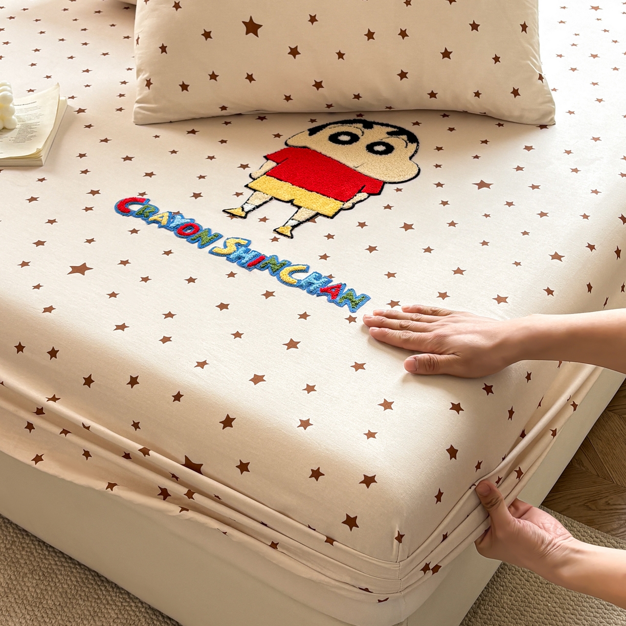 91家纺网 家纺一手货源 找家纺 居眠 2026新款全棉刺绣蜡笔小新床笠 亮晶晶咖-小新