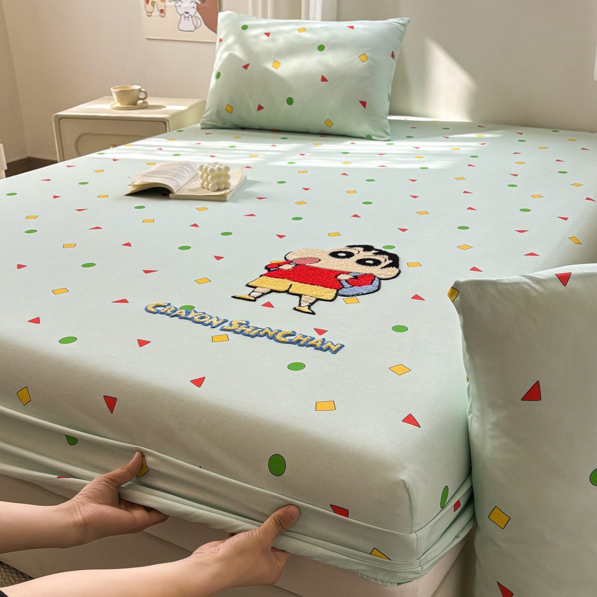 91家纺网 家纺一手货源 找家纺 居眠 2026新款全棉刺绣蜡笔小新床笠 稚趣童年-小新