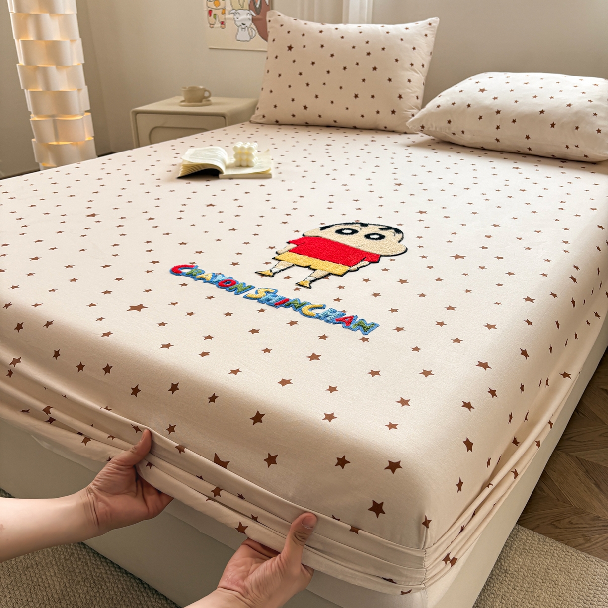 91家纺网 家纺一手货源 找家纺 居眠 2026新款全棉刺绣蜡笔小新床笠 亮晶晶咖-小新