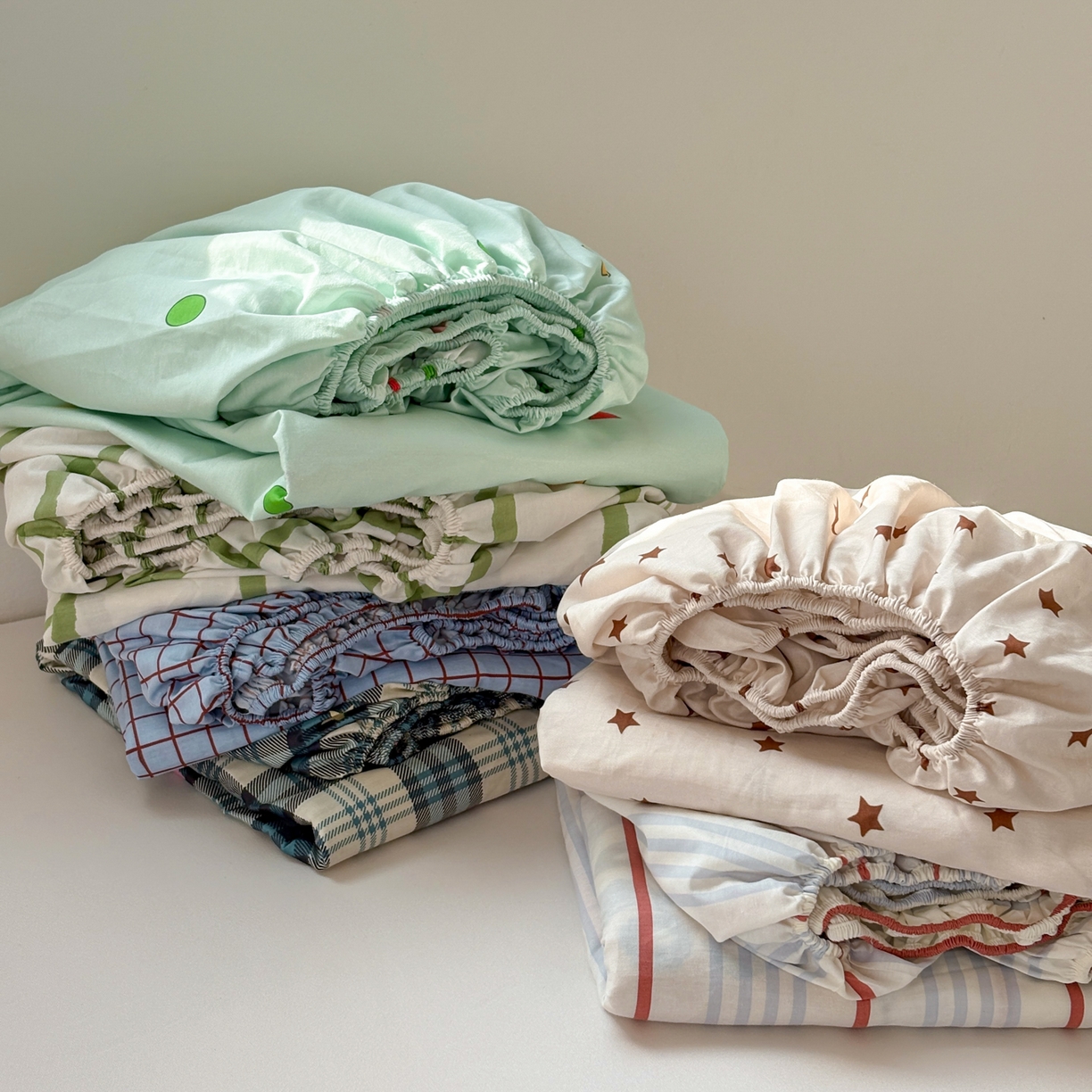 91家纺网 家纺一手货源 找家纺 居眠 2026新款全棉刺绣蜡笔小新床笠 组合叠拍