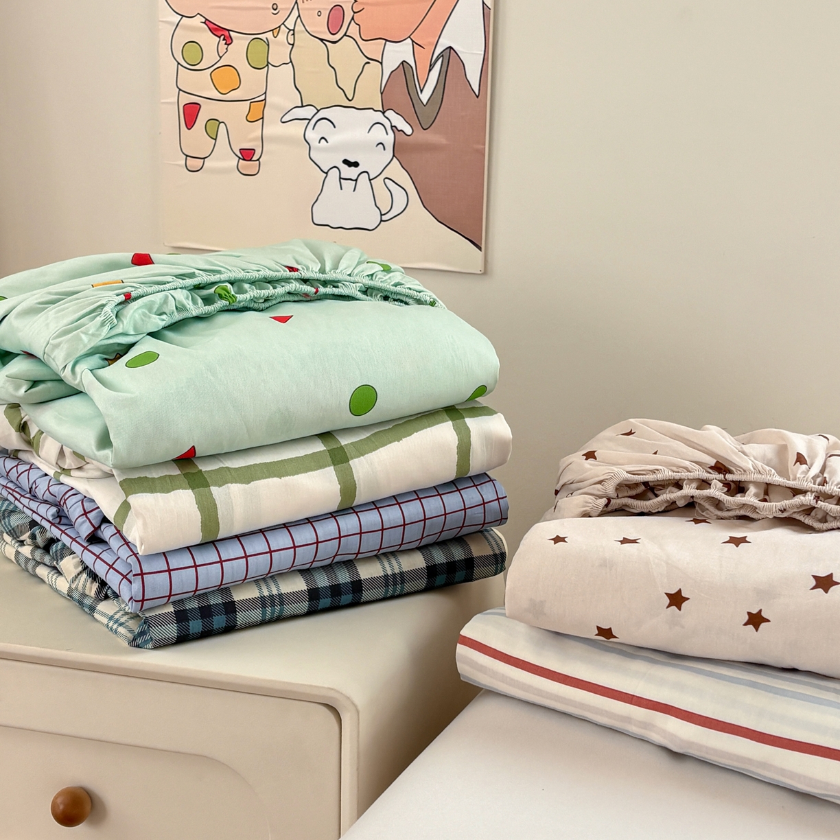 91家纺网 家纺一手货源 找家纺 居眠 2026新款全棉刺绣蜡笔小新床笠 组合叠拍