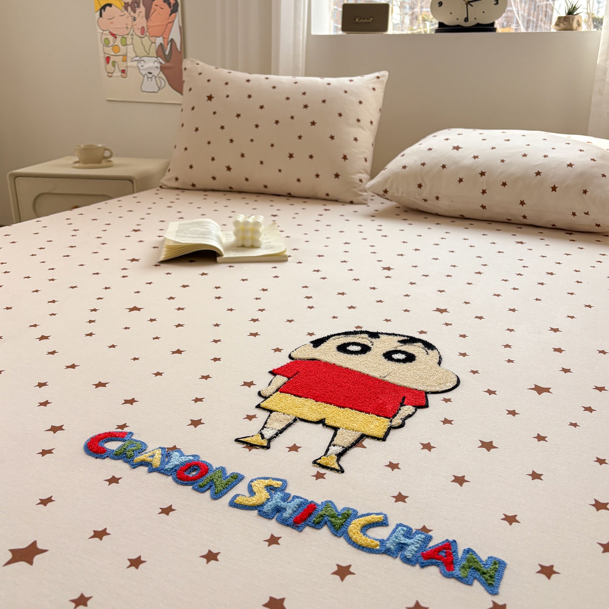 91家纺网 家纺一手货源 找家纺 居眠 2026新款全棉刺绣蜡笔小新床笠 亮晶晶咖-小新