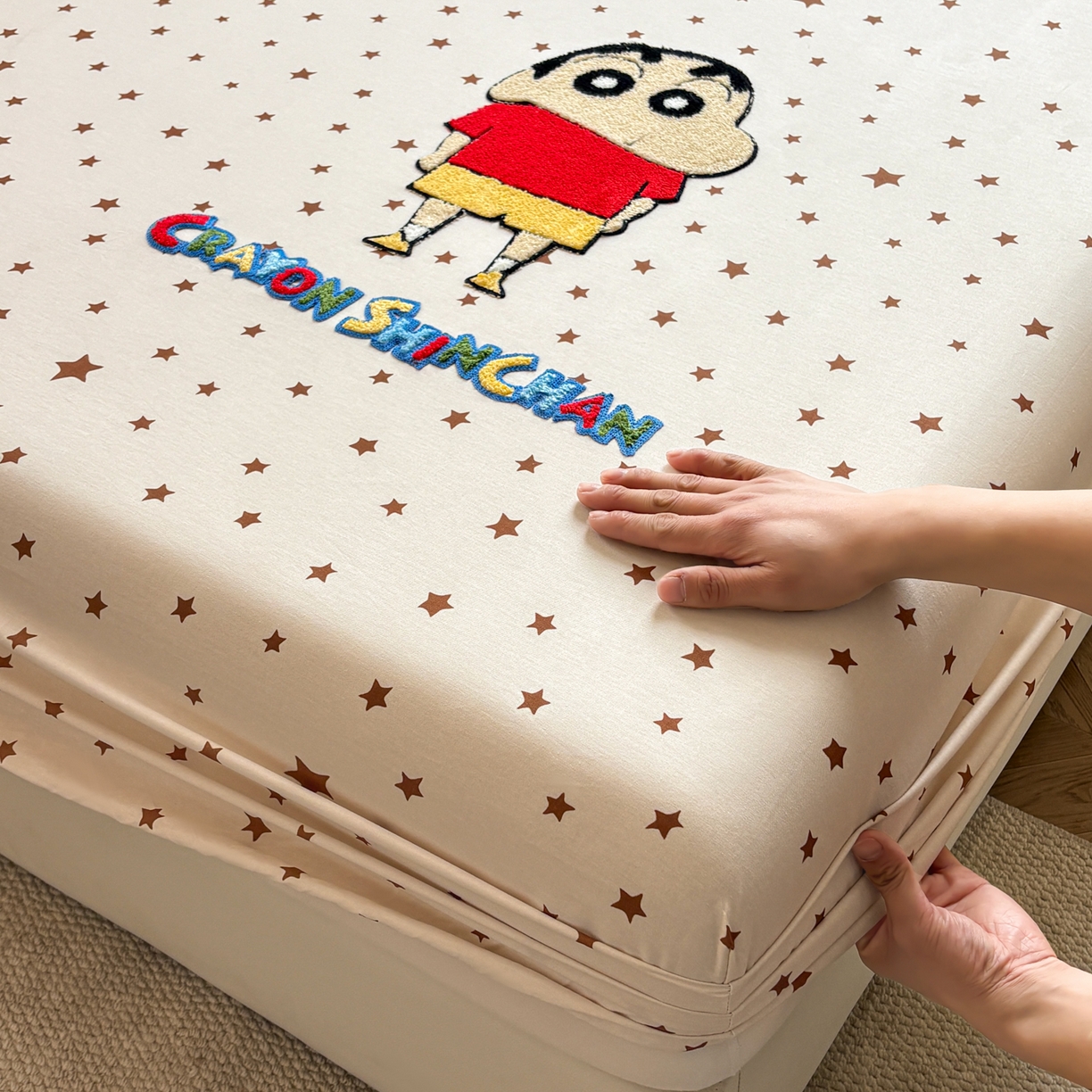 91家纺网 家纺一手货源 找家纺 居眠 2026新款全棉刺绣蜡笔小新床笠 亮晶晶咖-小新