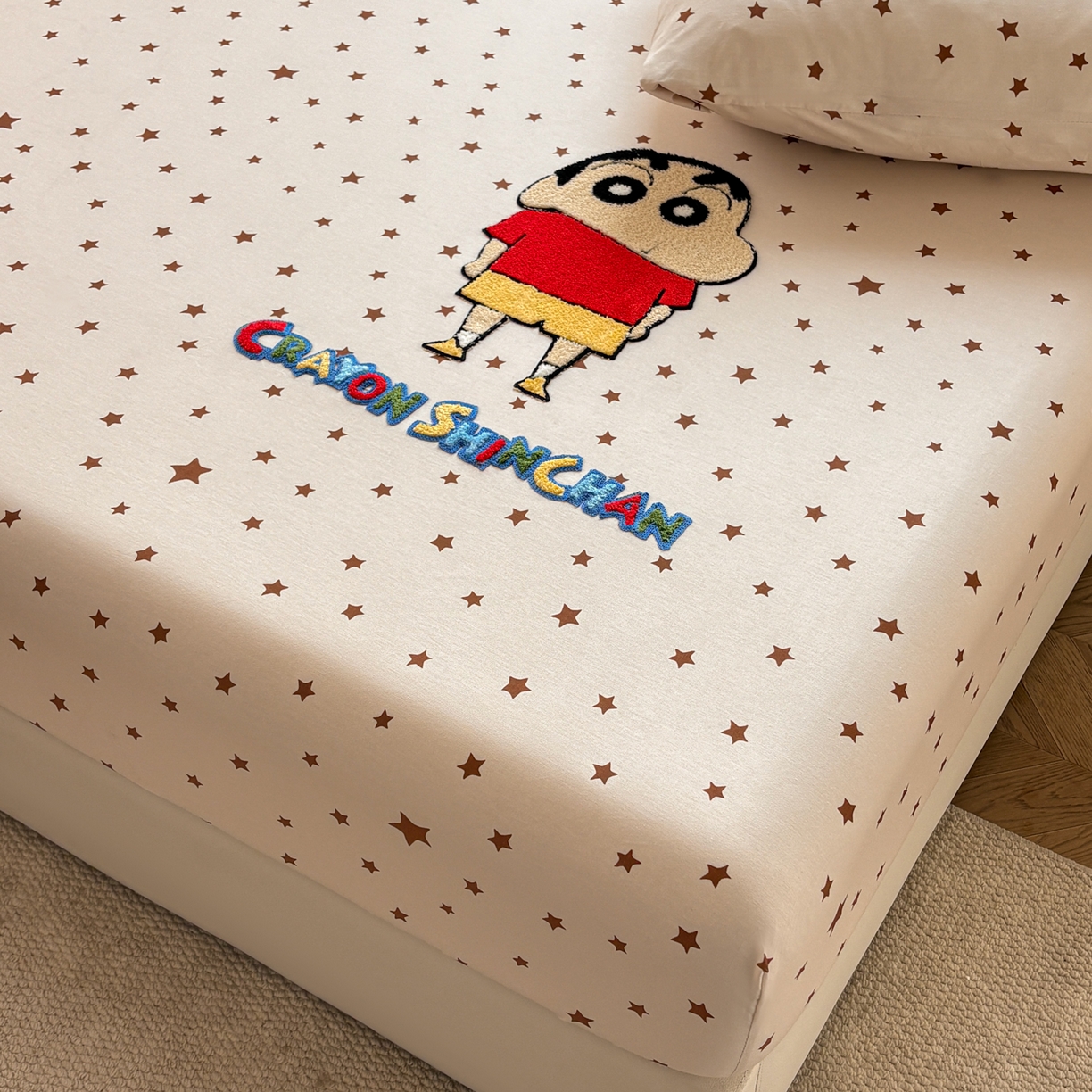 91家纺网 家纺一手货源 找家纺 居眠 2026新款全棉刺绣蜡笔小新床笠 亮晶晶咖-小新