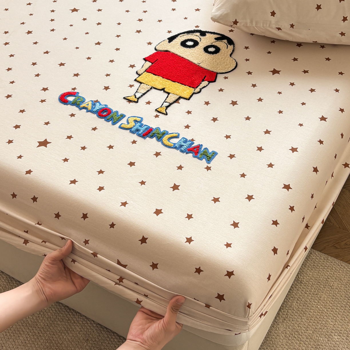 91家纺网 家纺一手货源 找家纺 居眠 2026新款全棉刺绣蜡笔小新床笠 亮晶晶咖-小新