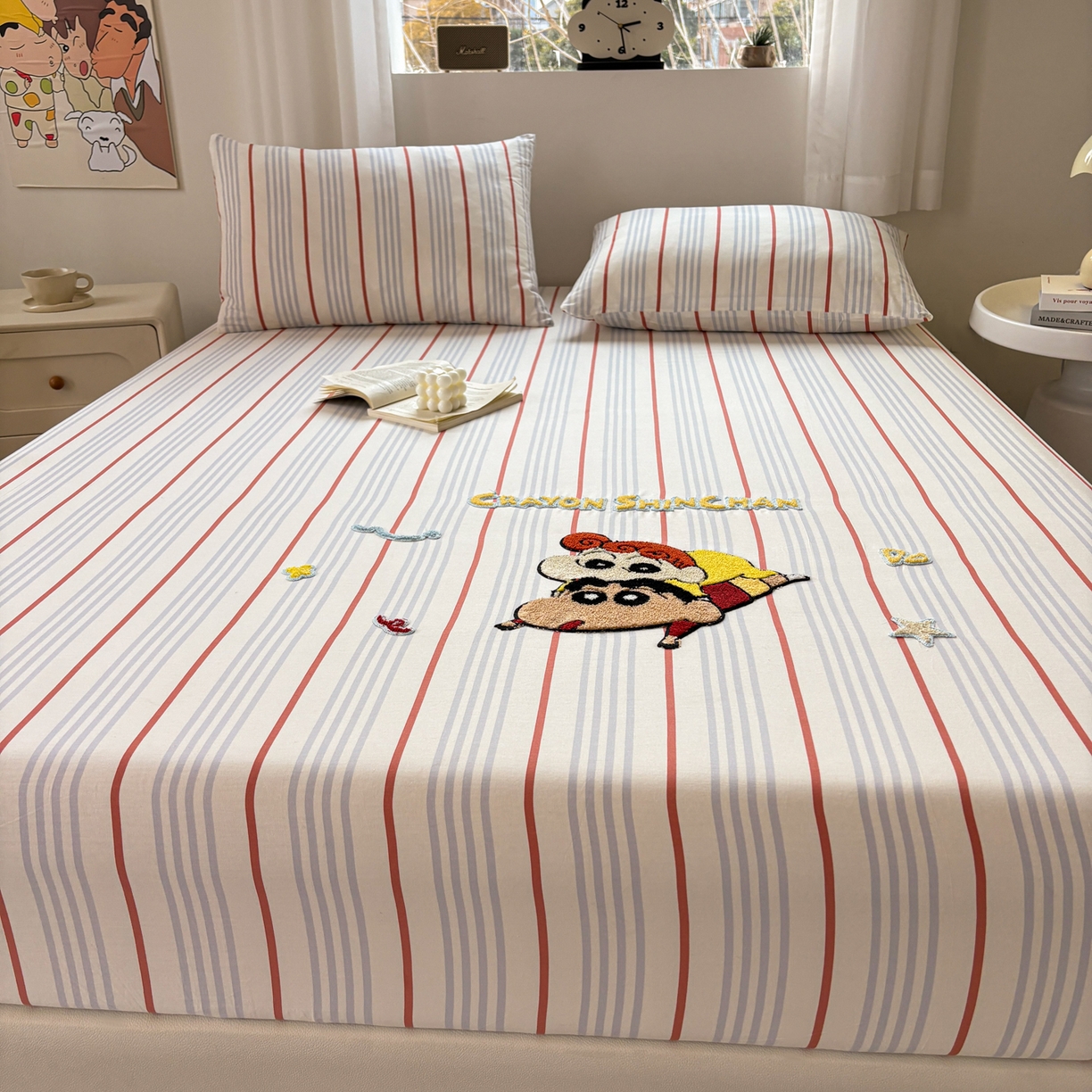 91家纺网 家纺一手货源 找家纺 居眠 2026新款全棉刺绣蜡笔小新床笠 兰红细条纹-小新