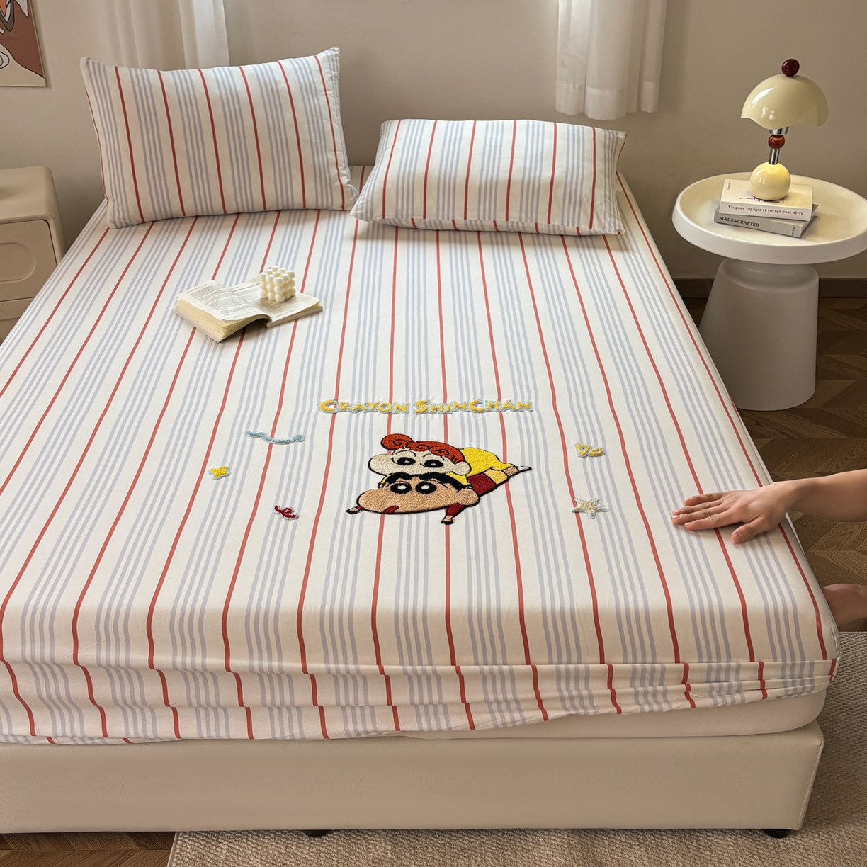 91家纺网 家纺一手货源 找家纺 居眠 2026新款全棉刺绣蜡笔小新床笠 兰红细条纹-小新