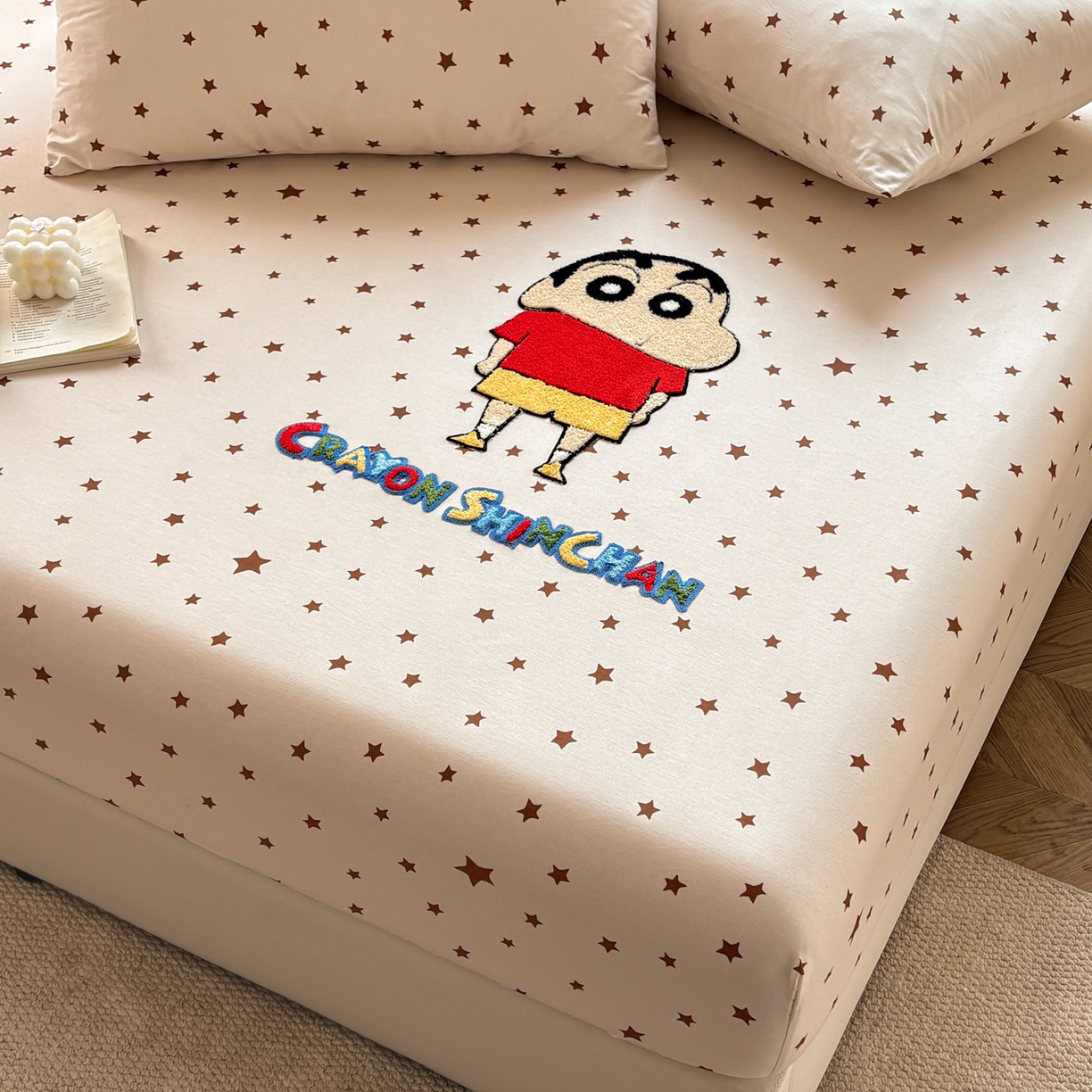 91家纺网 家纺一手货源 找家纺 居眠 2026新款全棉刺绣蜡笔小新床笠 亮晶晶咖-小新