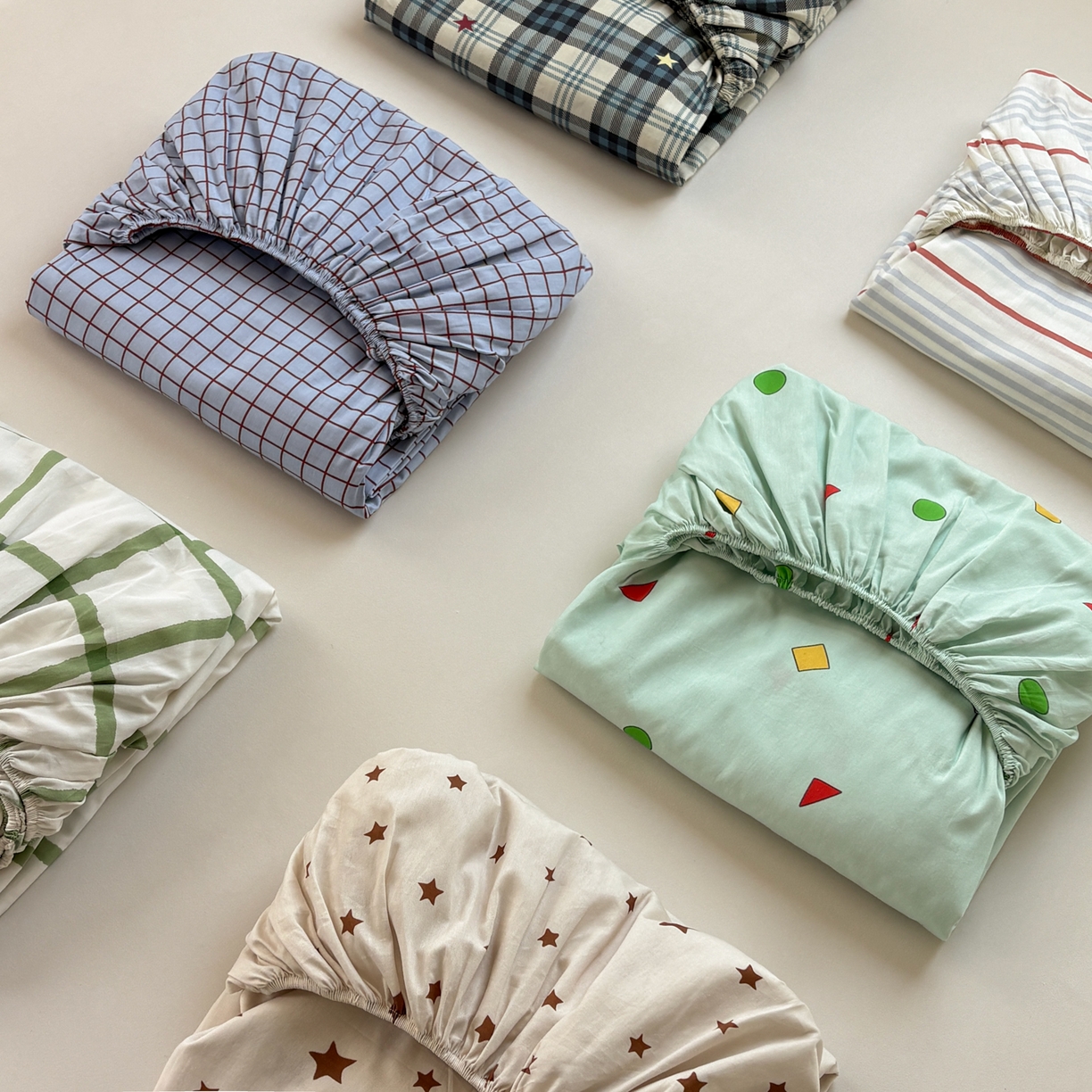 91家纺网 家纺一手货源 找家纺 居眠 2026新款全棉刺绣蜡笔小新床笠 组合叠拍