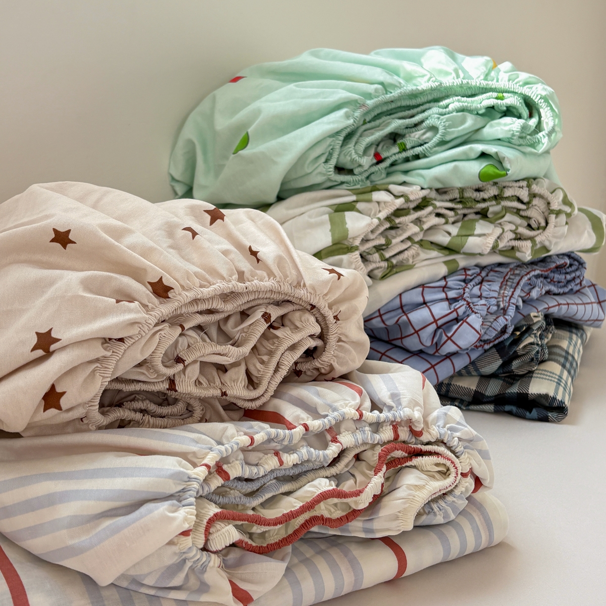 91家纺网 家纺一手货源 找家纺 居眠 2026新款全棉刺绣蜡笔小新床笠 组合叠拍