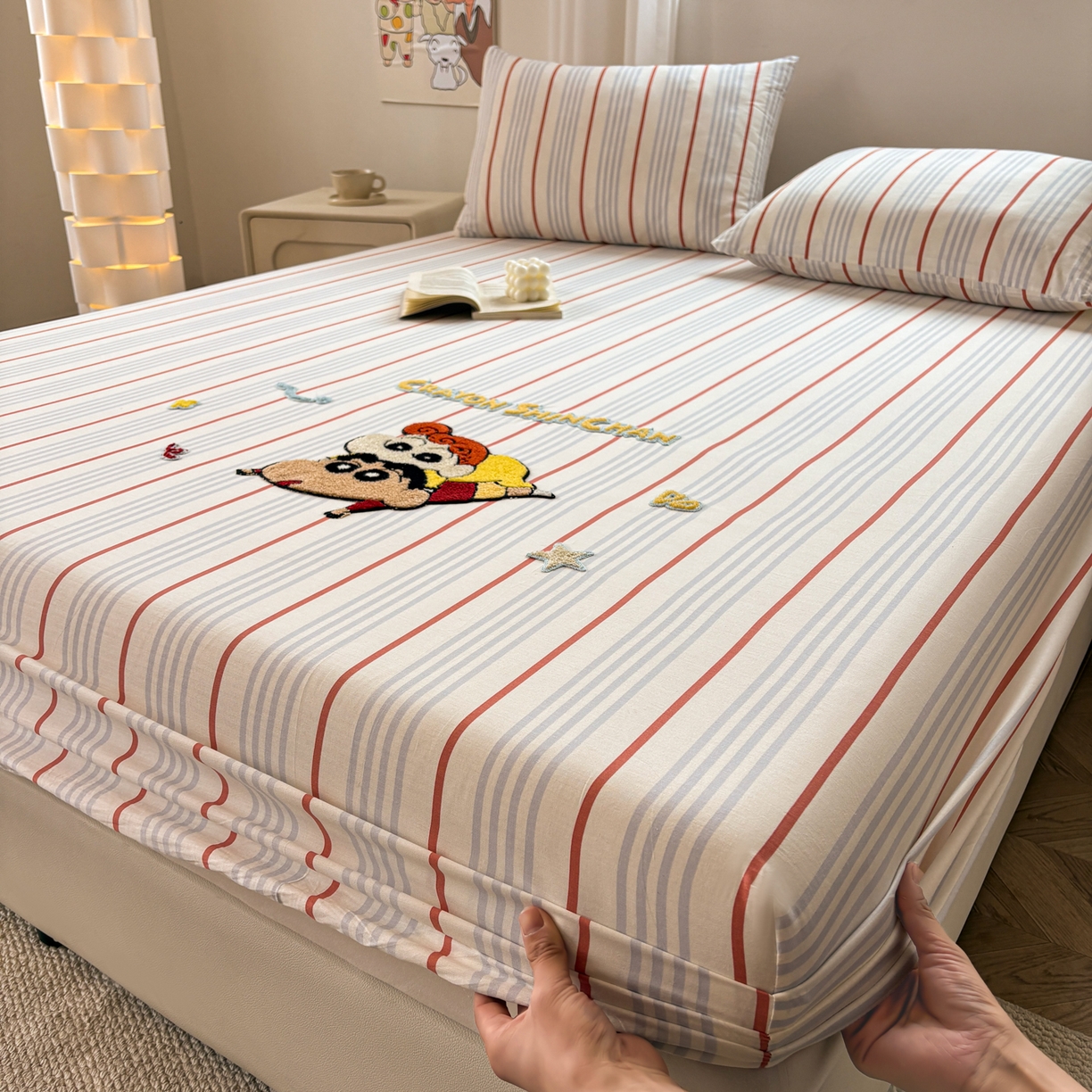 91家纺网 家纺一手货源 找家纺 居眠 2026新款全棉刺绣蜡笔小新床笠 兰红细条纹-小新