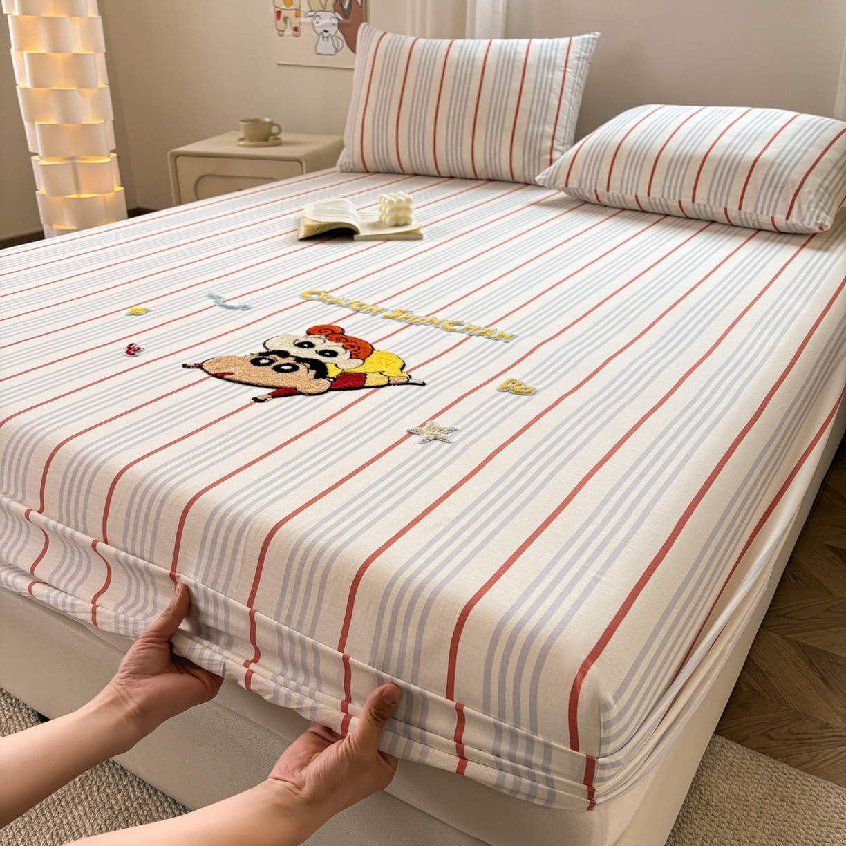 91家纺网 家纺一手货源 找家纺 居眠 2026新款全棉刺绣蜡笔小新床笠 兰红细条纹-小新